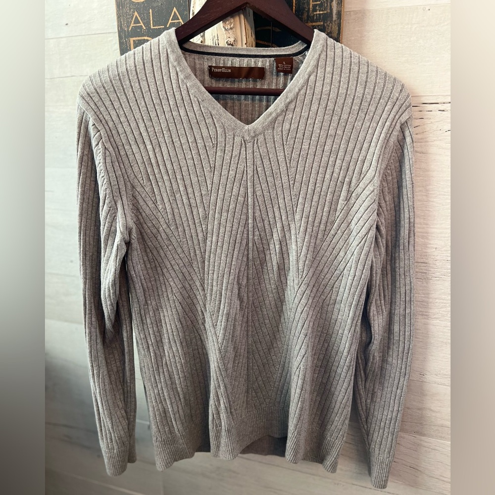 Perry Ellis Light Gray V-Neck Men's Sweater